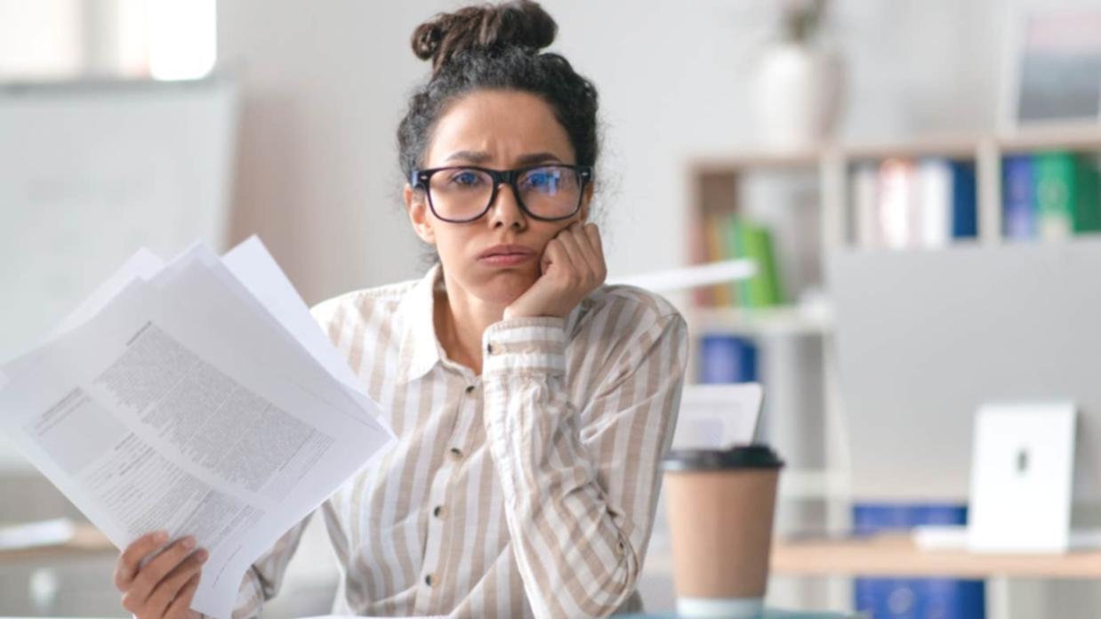 Yatırım eğitimi sırasında finansal analiz yapan kişi